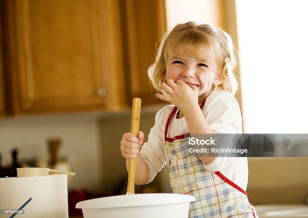 Little Miss Cook - Foto stock royalty-free di Bambino