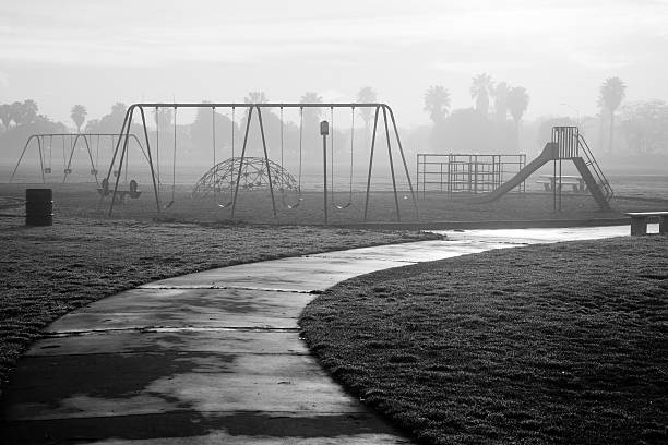 Playground em the Fog - foto de acervo