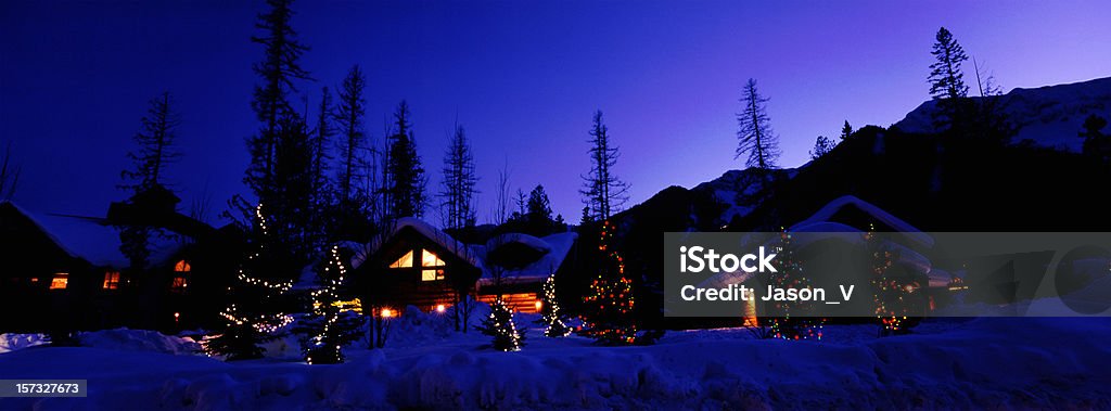Wioska narciarska w nocy panoramiczny - Zbiór zdjęć royalty-free (Boże Narodzenie)
