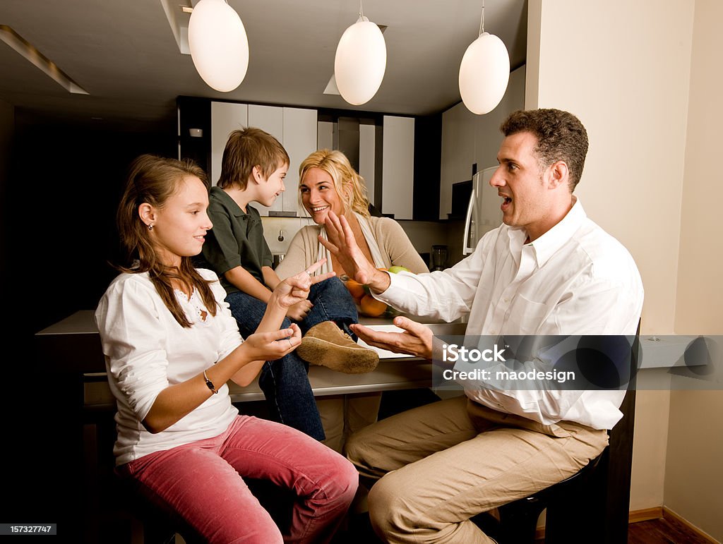 Junge Familie in der Küche - Lizenzfrei Schere Stein Papier Stock-Foto