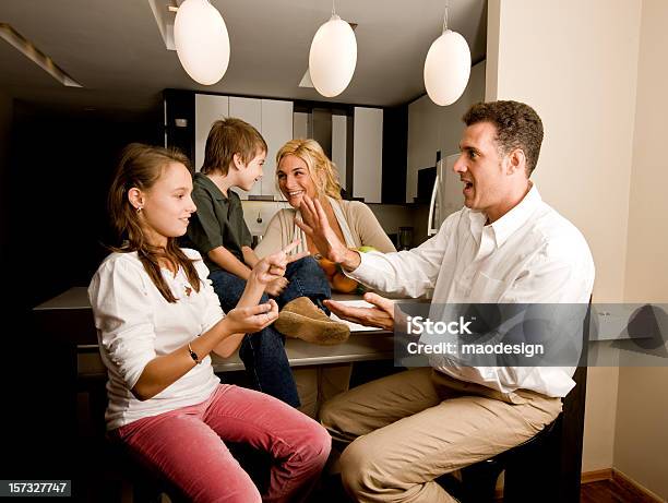 Junge Familie In Der Küche Stockfoto und mehr Bilder von Schere Stein Papier - Schere Stein Papier, Spielerisch, Attraktive Frau