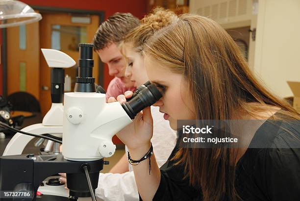 Photo libre de droit de Science Lab Étudiants banque d'images et plus d'images libres de droit de 18-19 ans - 18-19 ans, Adulte, Apprentissage