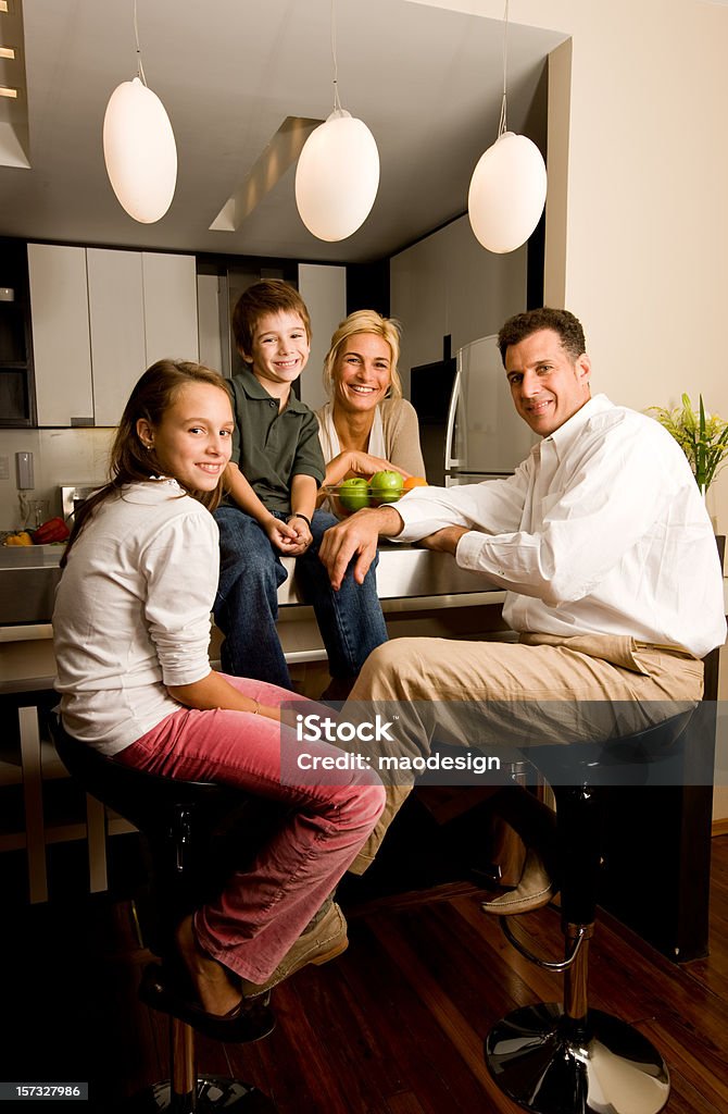 Jovem família na cozinha - Foto de stock de Abraçar royalty-free