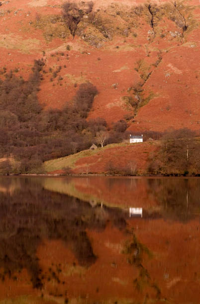 loch lomond reflexion - highlands region loch reflection mountain stock-fotos und bilder