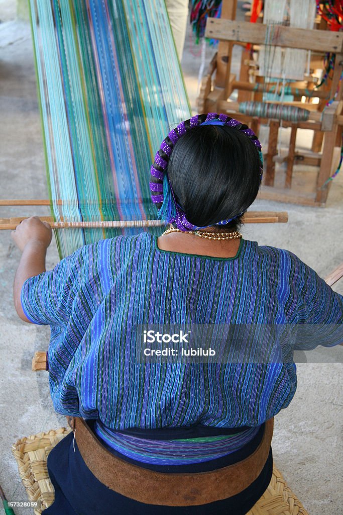 Femme Maya tissage dans le village de Lac Atitlan, Guatemala - Photo de Guatemala libre de droits