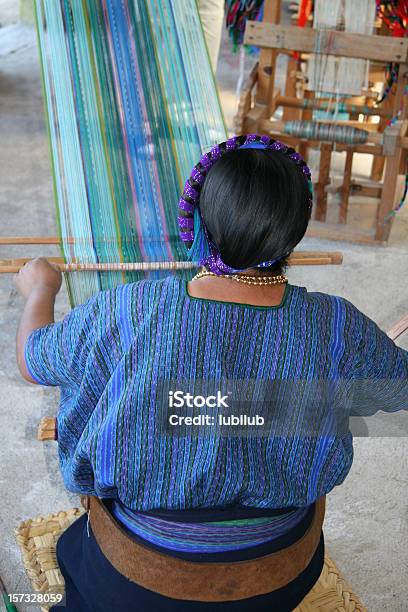 Riwiera Kobieta Z Powrotem W Village Przez Jezioro Atitlan Gwatemala - zdjęcia stockowe i więcej obrazów Gwatemala
