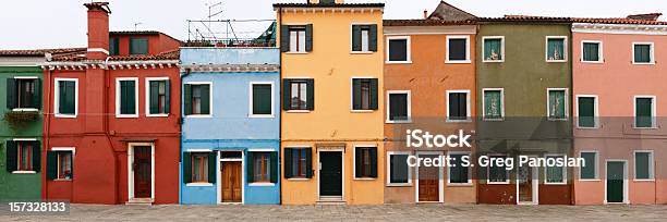 Colorido Burano - Fotografias de stock e mais imagens de Itália - Itália, Casa, Casa com Terraço