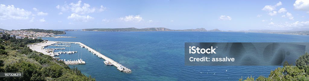 Vista panorâmica para o porto do Peloponeso, Grécia, com o Mar Mediterrâneo - Foto de stock de Barco pesqueiro royalty-free