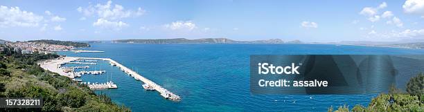 Foto de Vista Panorâmica Para O Porto Do Peloponeso Grécia Com O Mar Mediterrâneo e mais fotos de stock de Barco pesqueiro