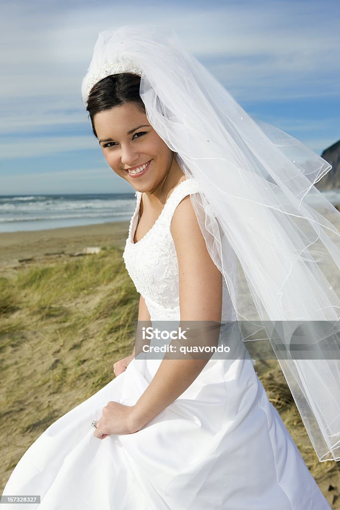 新婦様のウェディングドレスの美しいビーチに、笑顔でカメラ - 1人のロイヤリティフリーストックフォト
