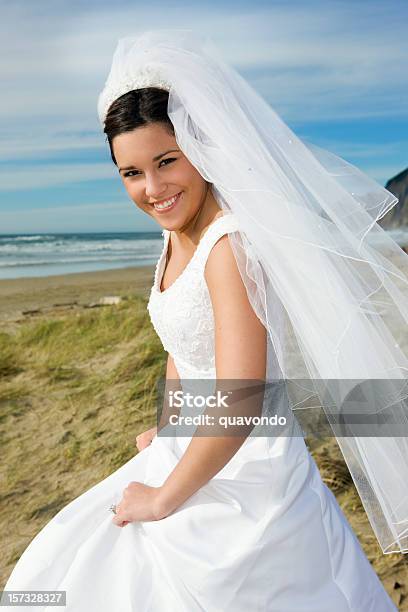新婦様のウェディングドレスの美しいビーチに笑顔でカメラ - 1人のストックフォトや画像を多数ご用意 - 1人, 20代, ウェディングドレス