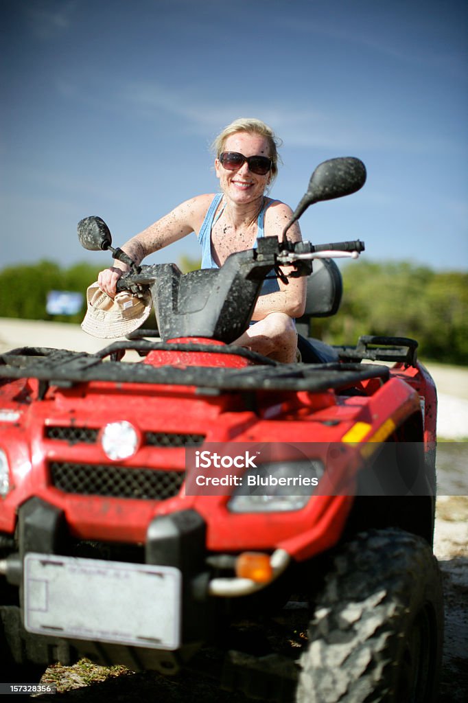 Ragazza e quadruplo - Foto stock royalty-free di Fuoristrada