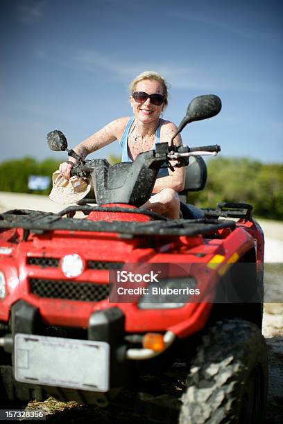 Ragazza E Quadruplo - Fotografie stock e altre immagini di Fuoristrada - Fuoristrada, Quad, Strada in terra battuta