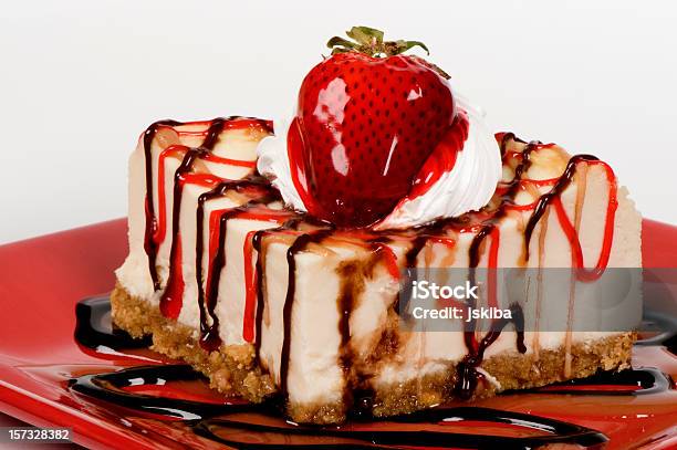 Bolo De Queijo De Morango - Fotografias de stock e mais imagens de Bolo de Queijo - Bolo de Queijo, Molho de Chocolate, Alimentação Não-saudável