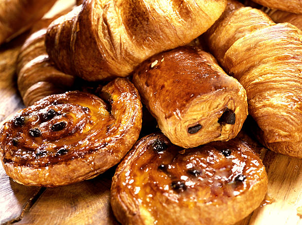 croissants e dinamarquês - pão doce imagens e fotografias de stock