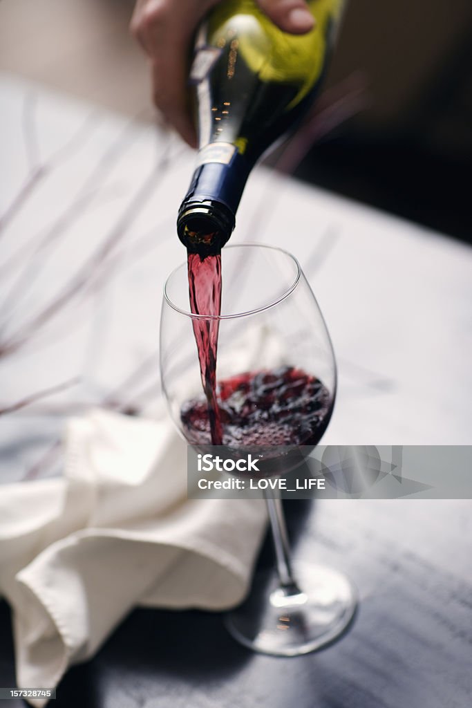 Gießen Rotwein - Lizenzfrei Eingießen Stock-Foto