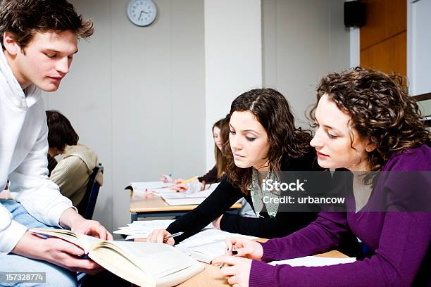 Ajudando A Fora - Fotografias de stock e mais imagens de Adulto - Adulto, Aluno da Universidade, Amizade