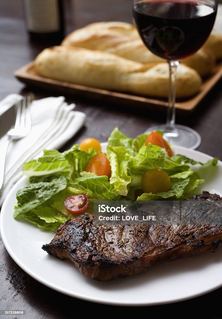 Vino e Bistecca di manzo - Foto stock royalty-free di Strip steak