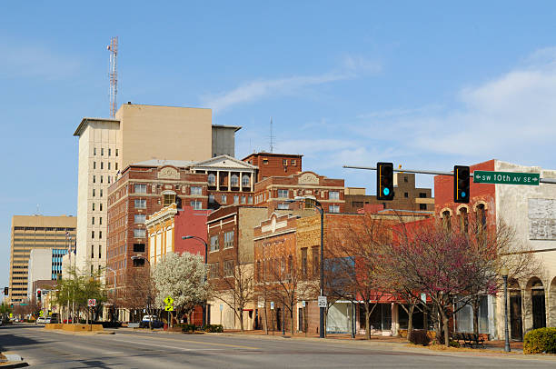 topeka, au kansas, vue sur le centre-ville - kansas photos et images de collection