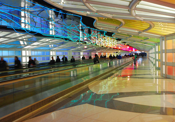 hypnotique tunnel, de l'aéroport o'hare de chicago - airport usa business ohare airport photos et images de collection