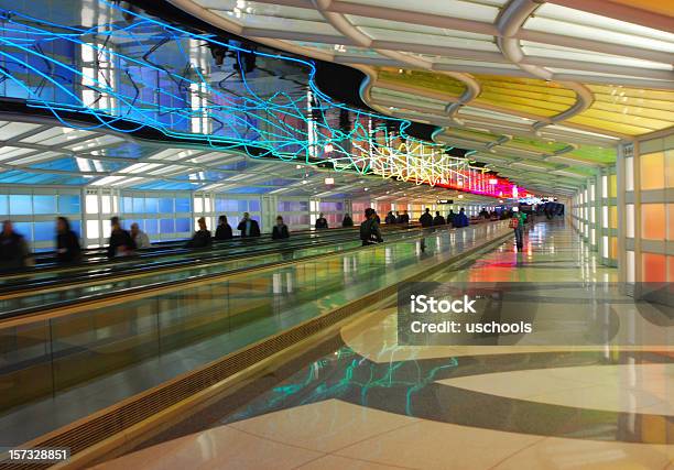 Hipnotyzującym Tunel Chicago Ohare Airport - zdjęcia stockowe i więcej obrazów Port lotniczy Chicago-O'Hare - Port lotniczy Chicago-O'Hare, Chicago - Illinois, Lotnisko