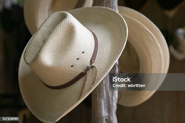 Photo libre de droit de Luckenbach Stetsons En Vente banque d'images et plus d'images libres de droit de Chapeau de cow-boy - Chapeau de cow-boy, Au bord de, Chapeau