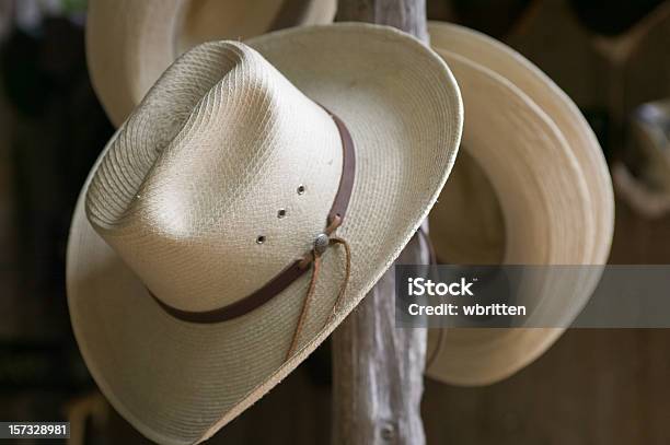 Foto de Luckenbach Stetsons Para Venda e mais fotos de stock de Chapéu de Cowboy - Chapéu de Cowboy, Chapéu, Chapéu de palha