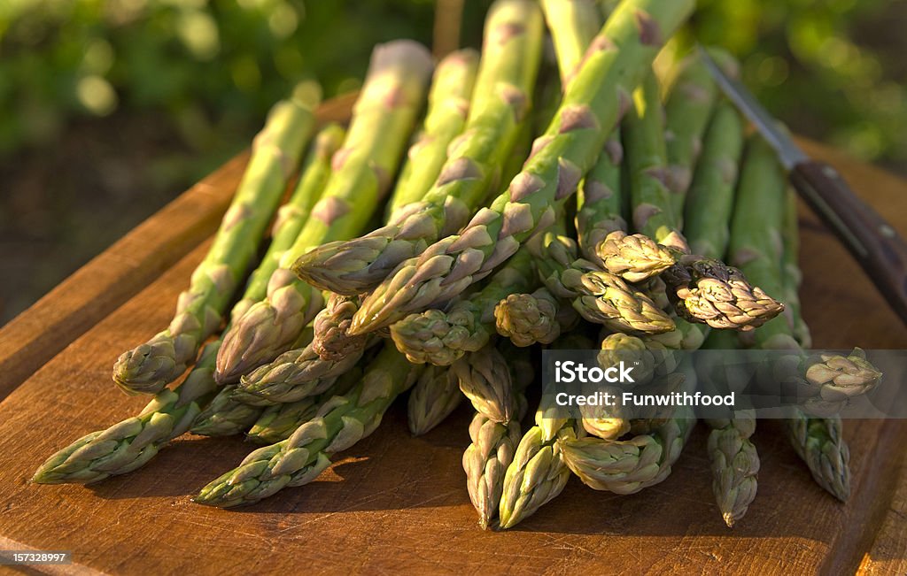 Спаржи, приготовления пищи с здоровых свежих органических овощей & Spring - Стоковые фото Весна роялти-фри