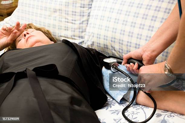 Blutdruck Überprüfen Ältere Frau Ohnmächtig Werden Auf Bett Stockfoto und mehr Bilder von Herzinfarkt