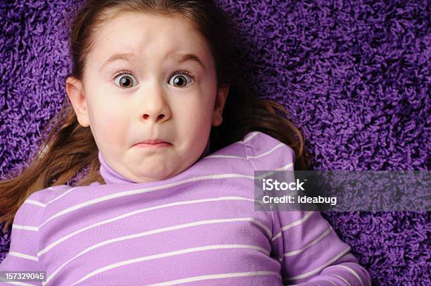 Zmartwiony Dziewczynka Leżąc Na Dywanie Fioletowym - zdjęcia stockowe i więcej obrazów Roztocze kurzu - Roztocze kurzu, Strach, Ludzka twarz