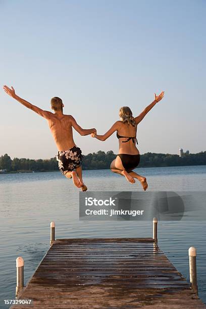 Saltare Nel Lago - Fotografie stock e altre immagini di Estate - Estate, Lago, Molo