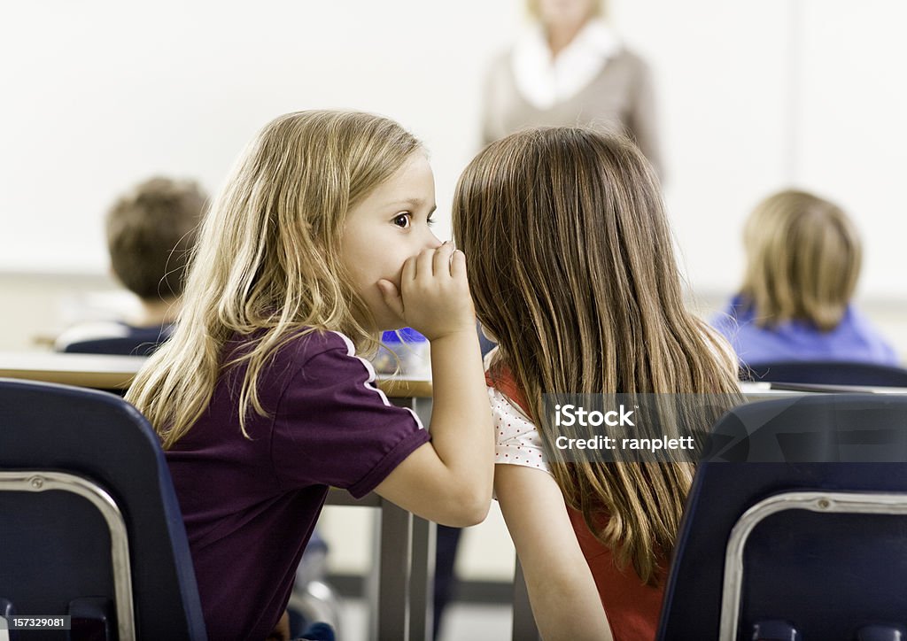 Secret entre amis - Photo de Chuchoter à l'oreille libre de droits