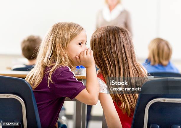 Photo libre de droit de Secret Entre Amis banque d'images et plus d'images libres de droit de Chuchoter à l'oreille - Chuchoter à l'oreille, Salle de classe, Enfant