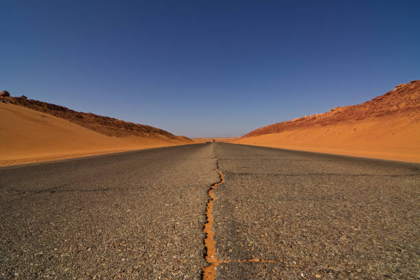 carretera del desierto - desert road road urban road desert fotografías e imágenes de stock