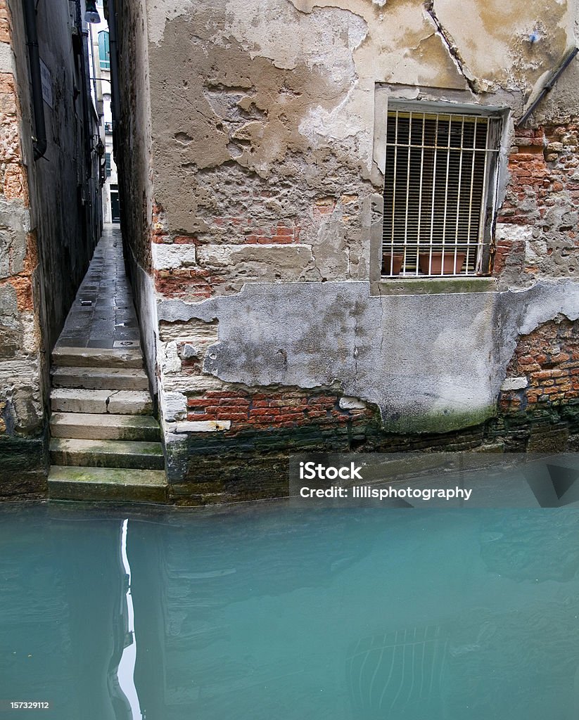 Molto stretta strada di Venezia, Italia - Foto stock royalty-free di Acqua