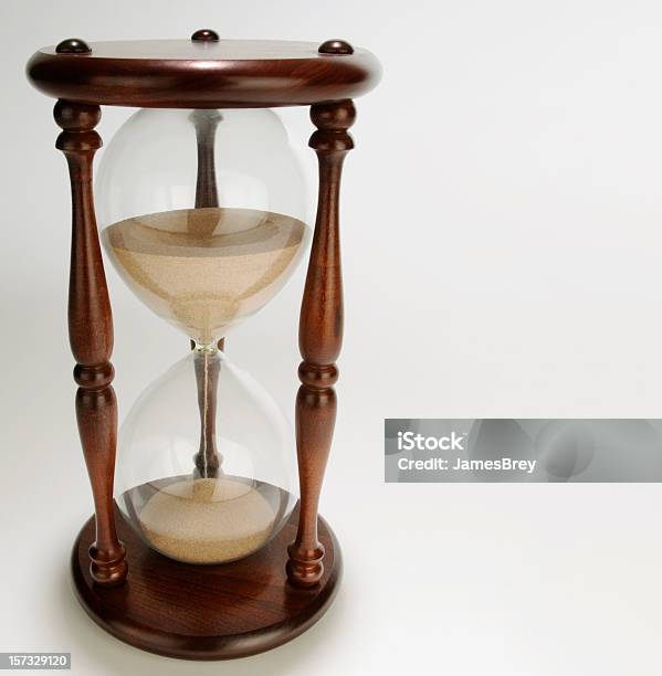 Klassische Das Sanduhr Mit Säulen Und Textfreiraum Symbolischen Zeit Stockfoto und mehr Bilder von Eieruhr