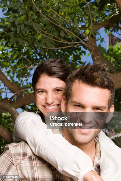 Estudante Feliz Casal - Fotografias de stock e mais imagens de 20-24 Anos - 20-24 Anos, 20-29 Anos, Abraçar