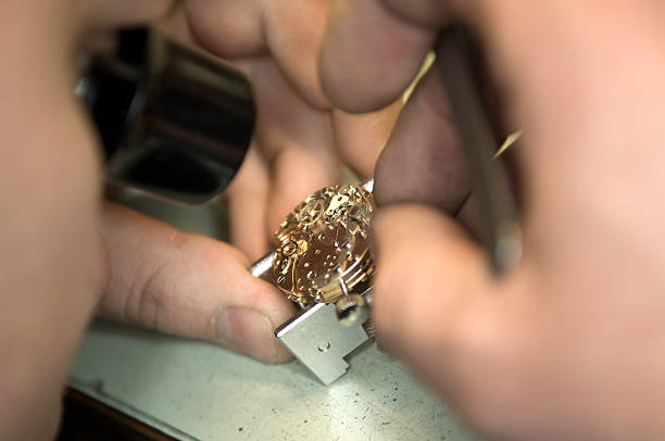 horloger de travail - watchmaking photos et images de collection