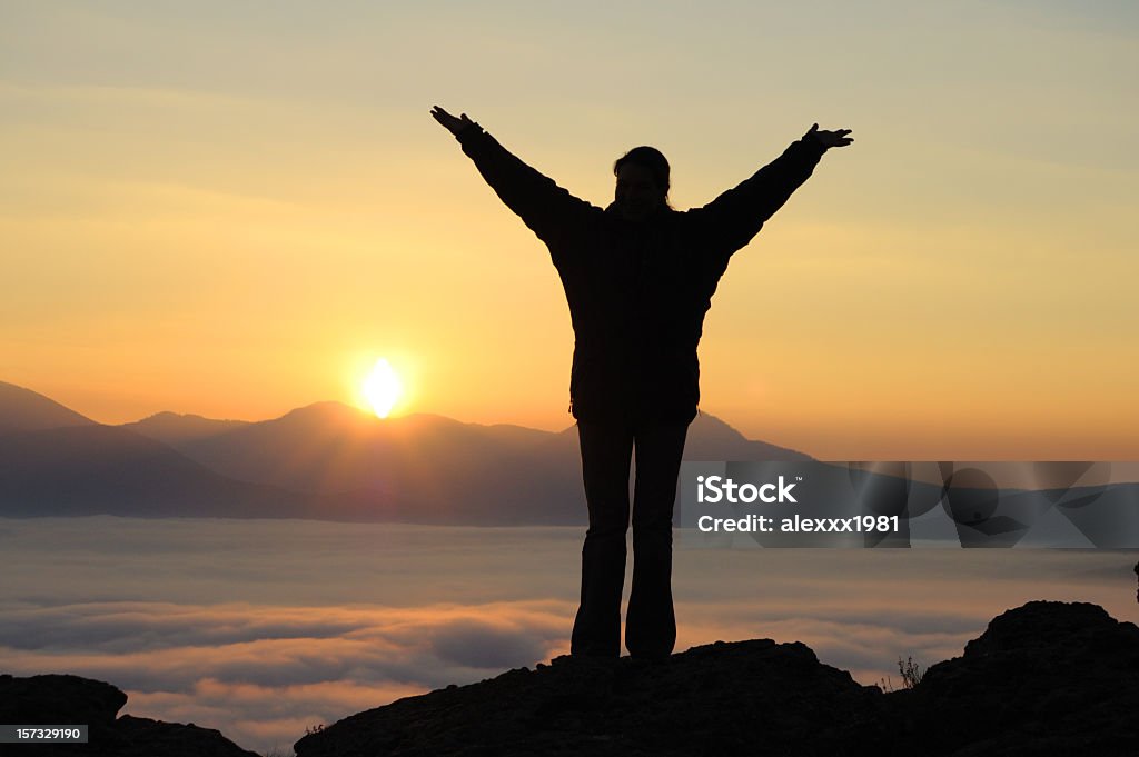 silhouette-vous les mains dans les montagnes - Photo de Adulte libre de droits