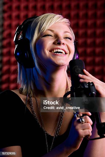 Happy Musikerin Stockfoto und mehr Bilder von Attraktive Frau - Attraktive Frau, Audiozubehör, Aufnahmegerät