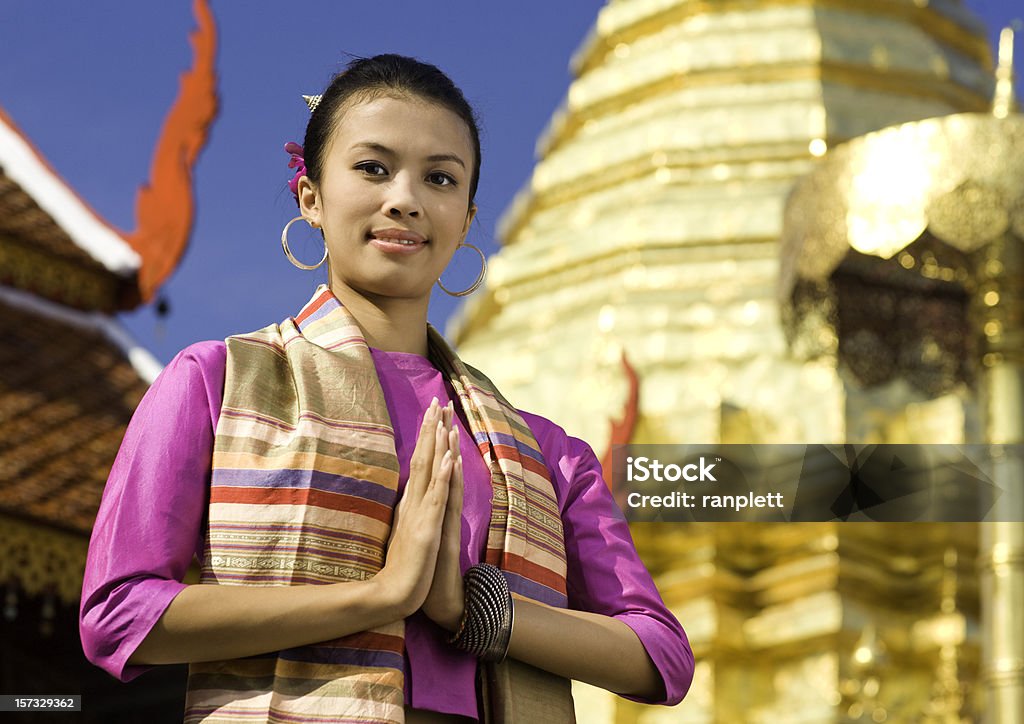 Tajskie kobiety w tradycyjnych buddyjskich Temple - Zbiór zdjęć royalty-free (Kultura tajska)