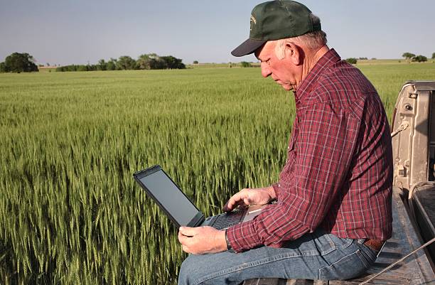 農業: 農家や rancher 、コンピュータの小麦のフィールド - farmers market ストックフォトと画像