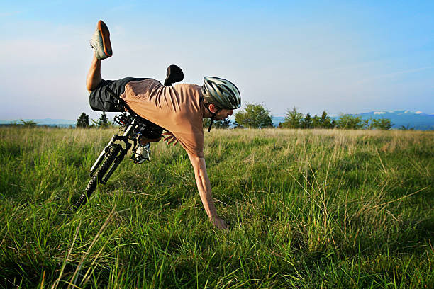 motociclista de colisão - single drop - fotografias e filmes do acervo