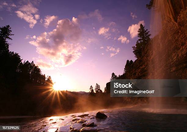 Sorgenti Termali Naturali - Fotografie stock e altre immagini di Sorgente di acqua calda - Sorgente di acqua calda, Columbia Britannica, Idillio