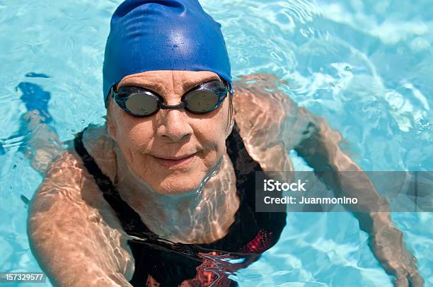 シニア水泳 - プールのストックフォトや画像を多数ご用意 - プール, 人の顔, 俯瞰