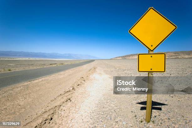 Foto de Sinal De Estrada Em Branco e mais fotos de stock de Parque Nacional do Vale da Morte - Parque Nacional do Vale da Morte, A caminho, Ajardinado