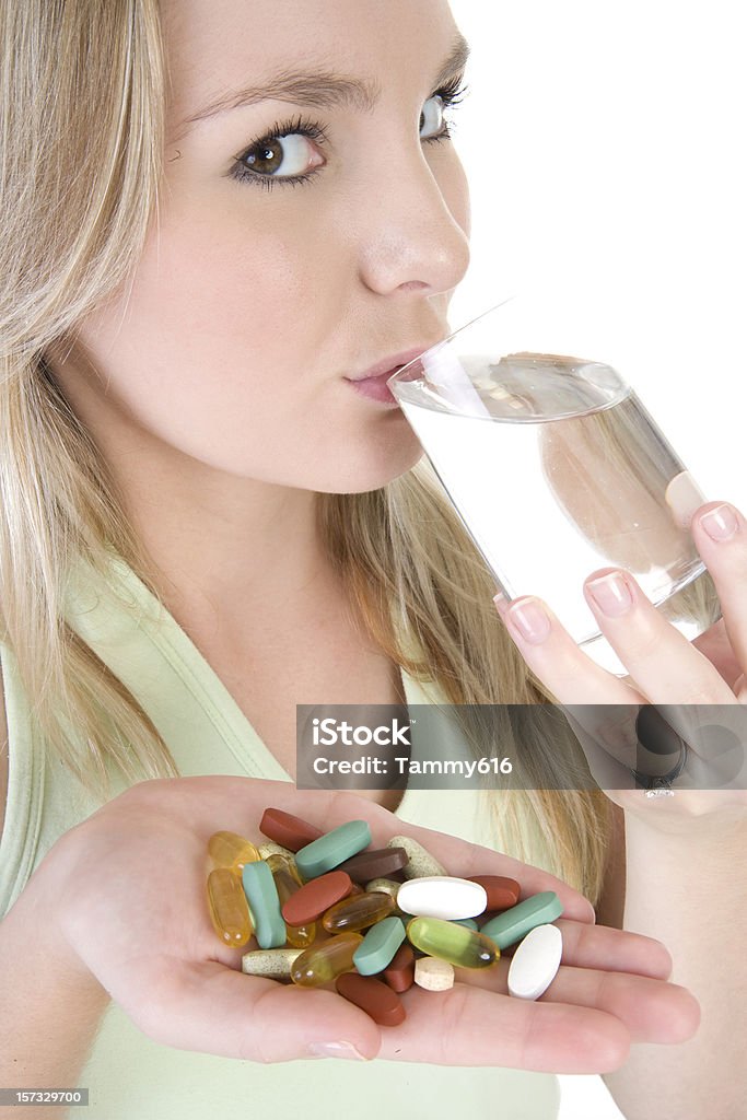 Assunzione di vitamine - Foto stock royalty-free di Capsula