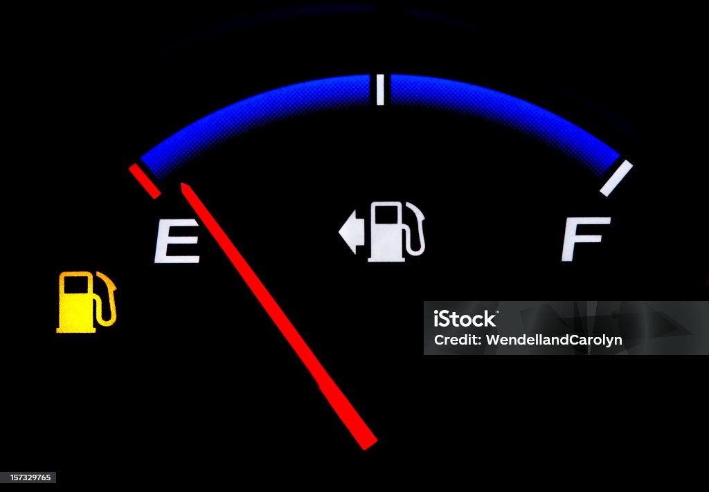 Manómetro de combustible que muestra prácticamente vacíos - Foto de stock de Medidor de combustible libre de derechos