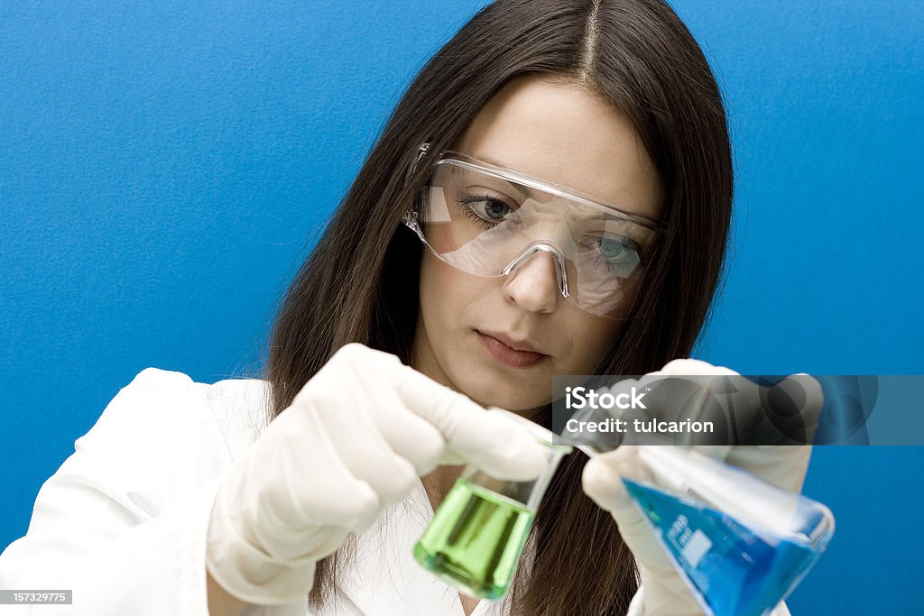 Cientista testes vírus - Foto de stock de Alquimia royalty-free