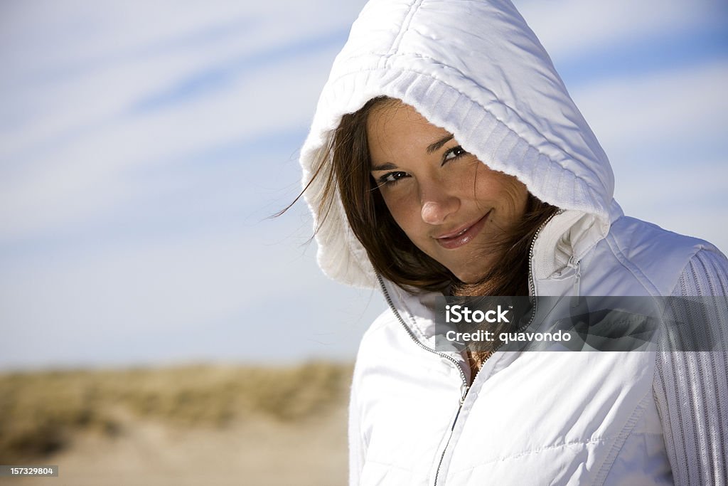 Retrato de mujer hermosa joven Latina en la playa en Hoodie, Copyspace - Foto de stock de 20 a 29 años libre de derechos